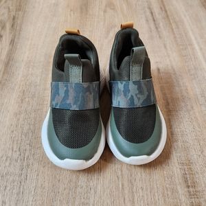 Cat & Jack Toddler 8 Camo slip on sneaker